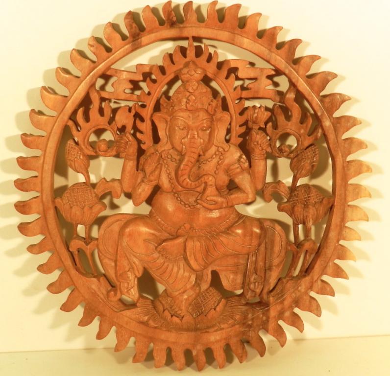 Pannello tondo Ganesh legno intagliato<br>Diam. 37<br>90,00 CHF