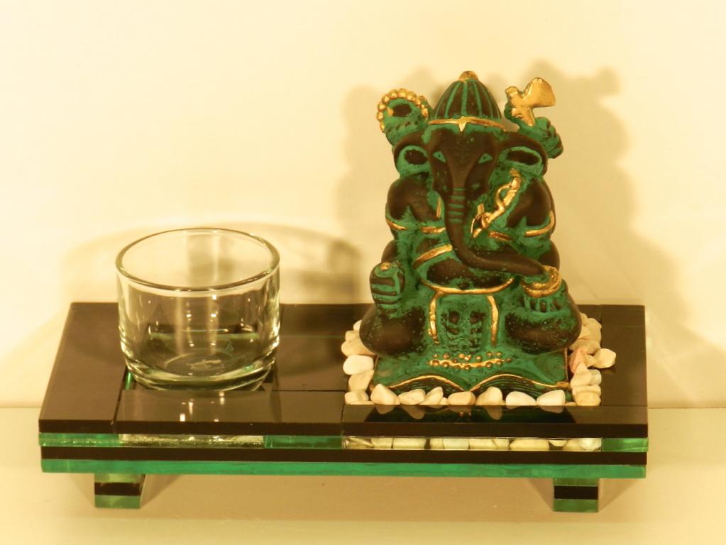 Ganesh su base di vetro e porta-candelina<br>H 12 X L 20<br>32,00 CHF